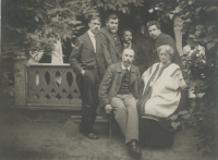 Сидят: И.А. Белоусов с супругой. Стоят (слева направо): В.В. Васильев, И.В. Репин, И.И. Морозов, И.М. Юрцев, Э.Т. Гаврилов. 1919 г.